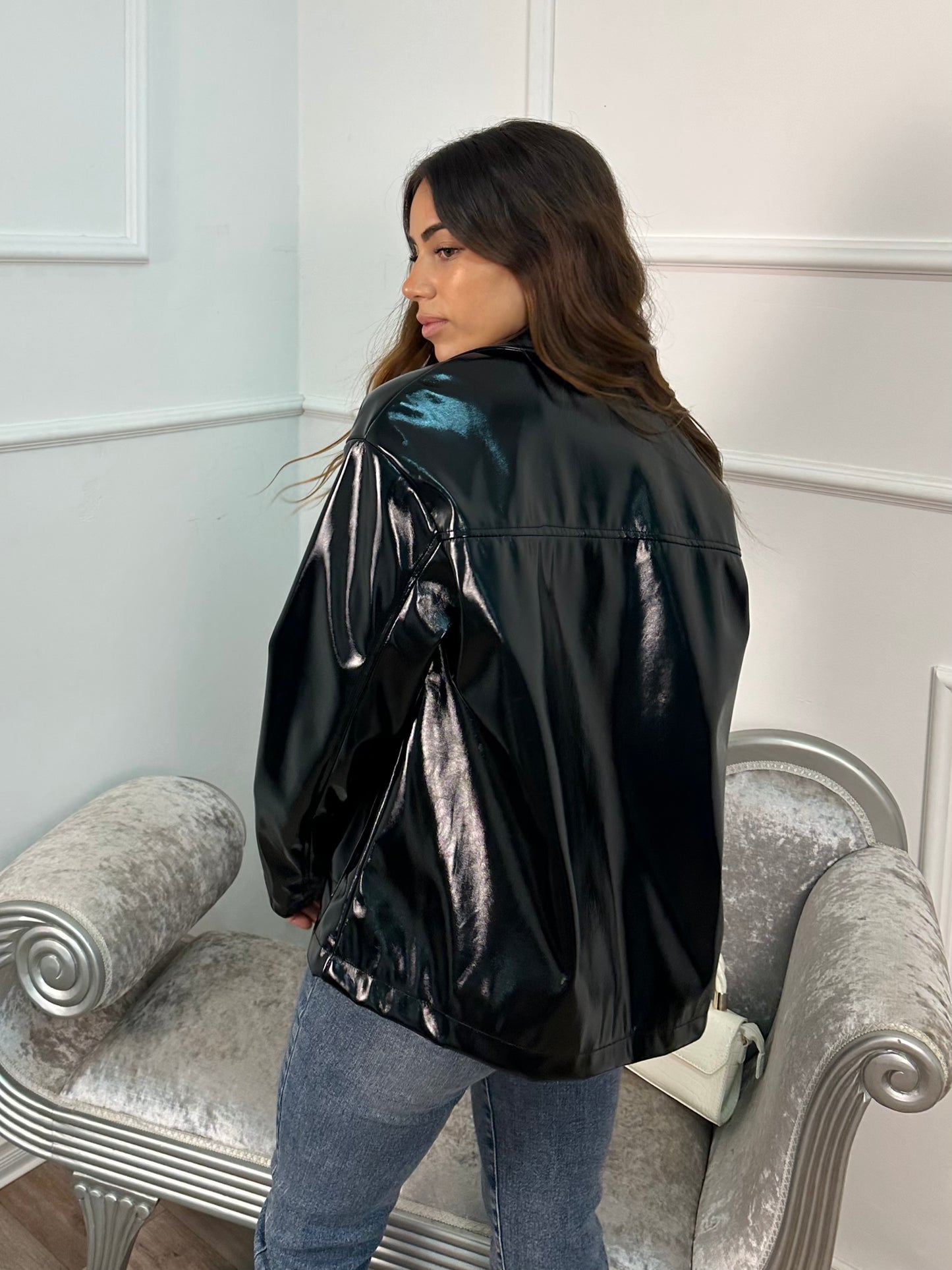 Chaqueta negra efecto charol oversize con bolsillos