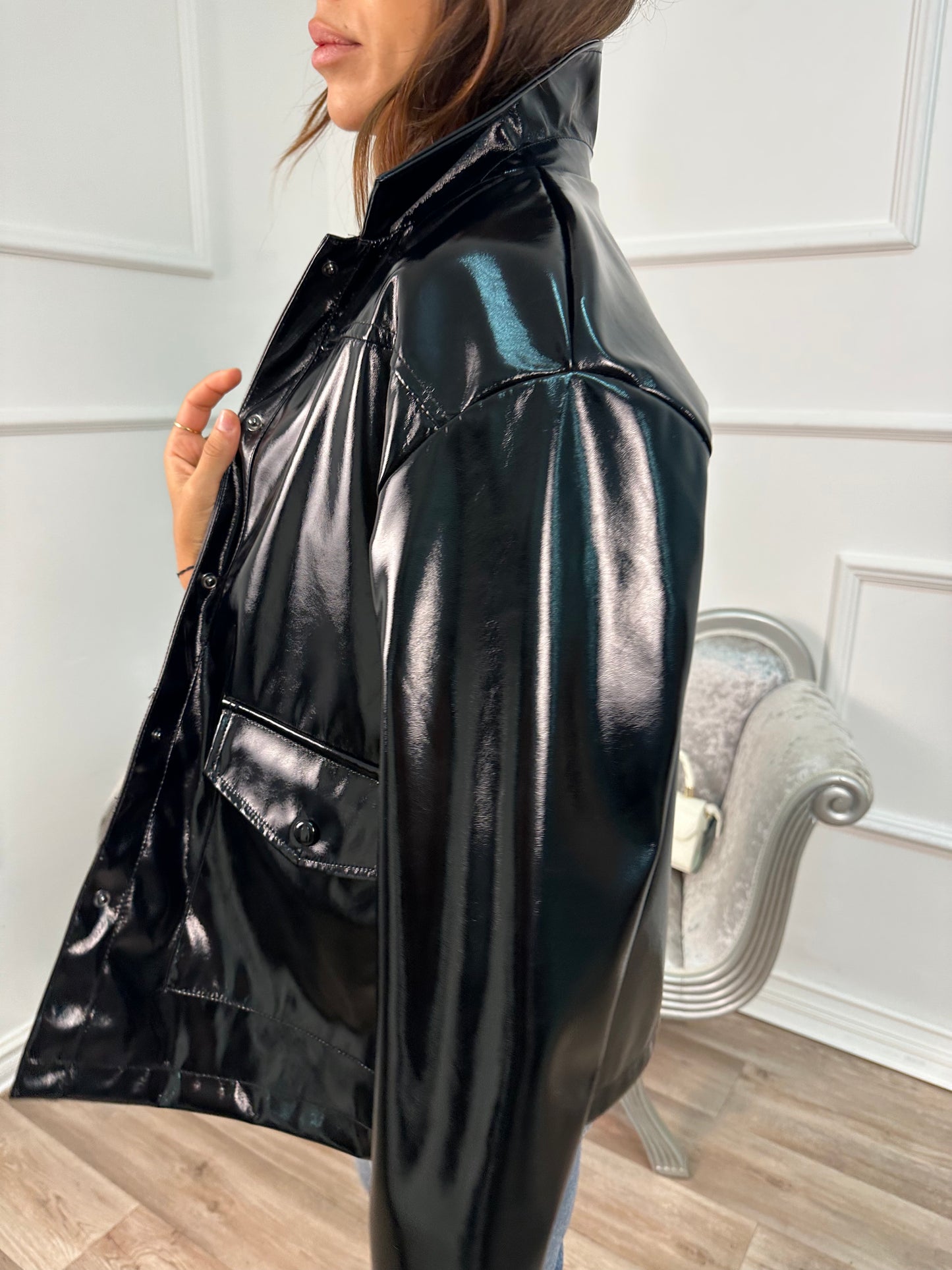 Chaqueta negra efecto charol oversize con bolsillos