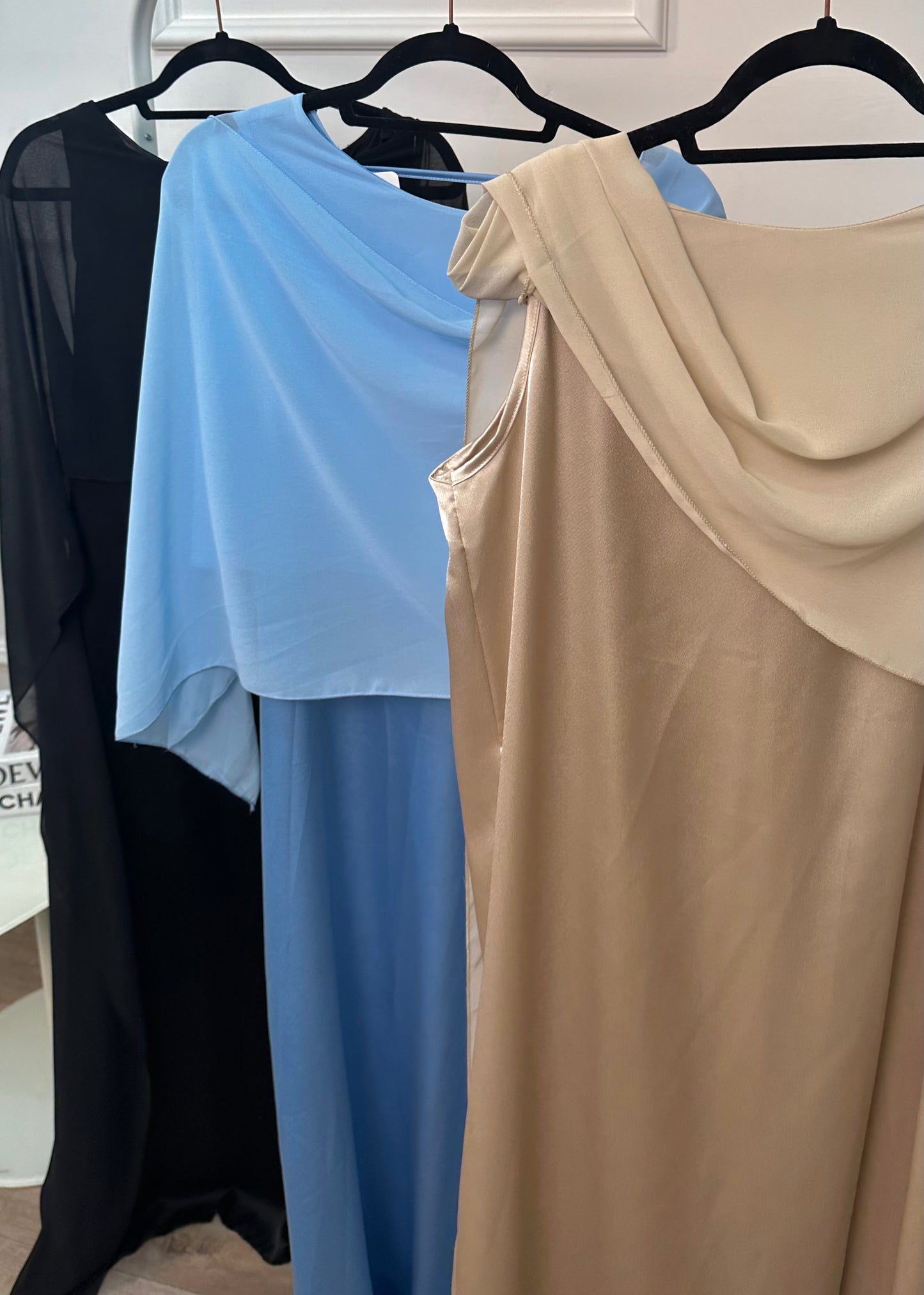 Vestido Largo Elegante de Satén con Chal Incorporado