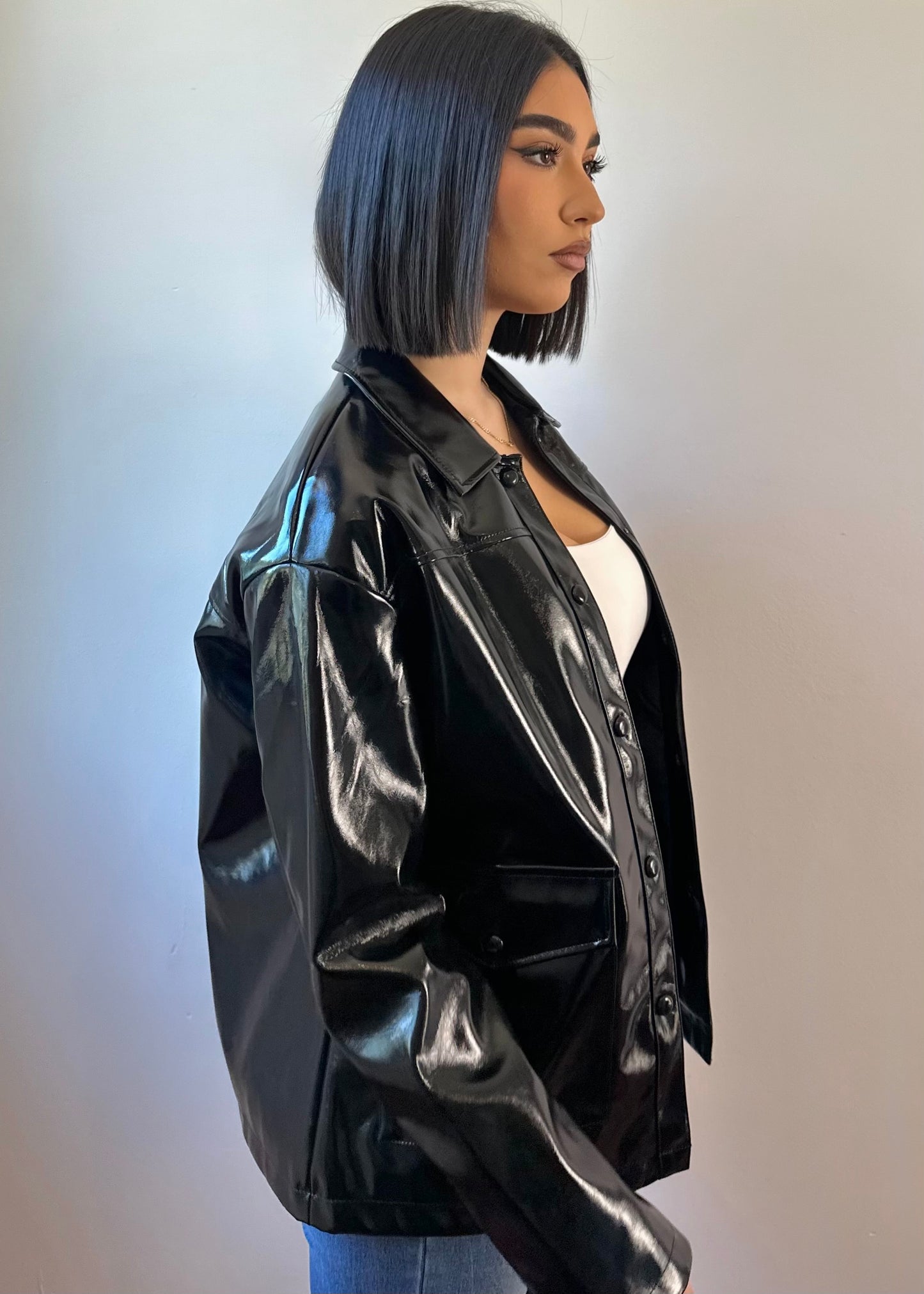 Chaqueta negra efecto charol oversize con bolsillos