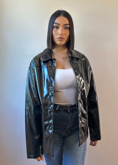 Chaqueta negra efecto charol oversize con bolsillos