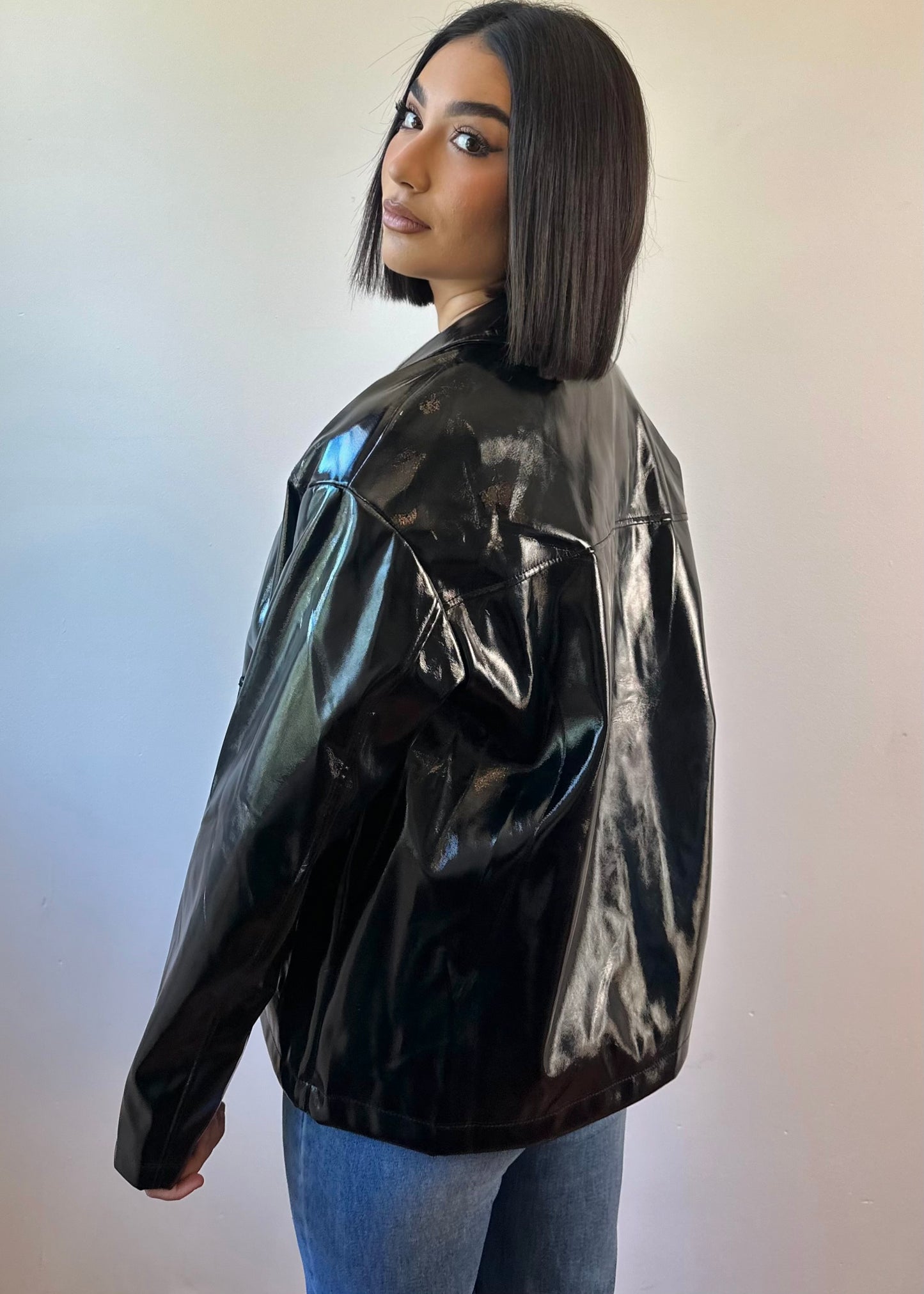 Chaqueta negra efecto charol oversize con bolsillos