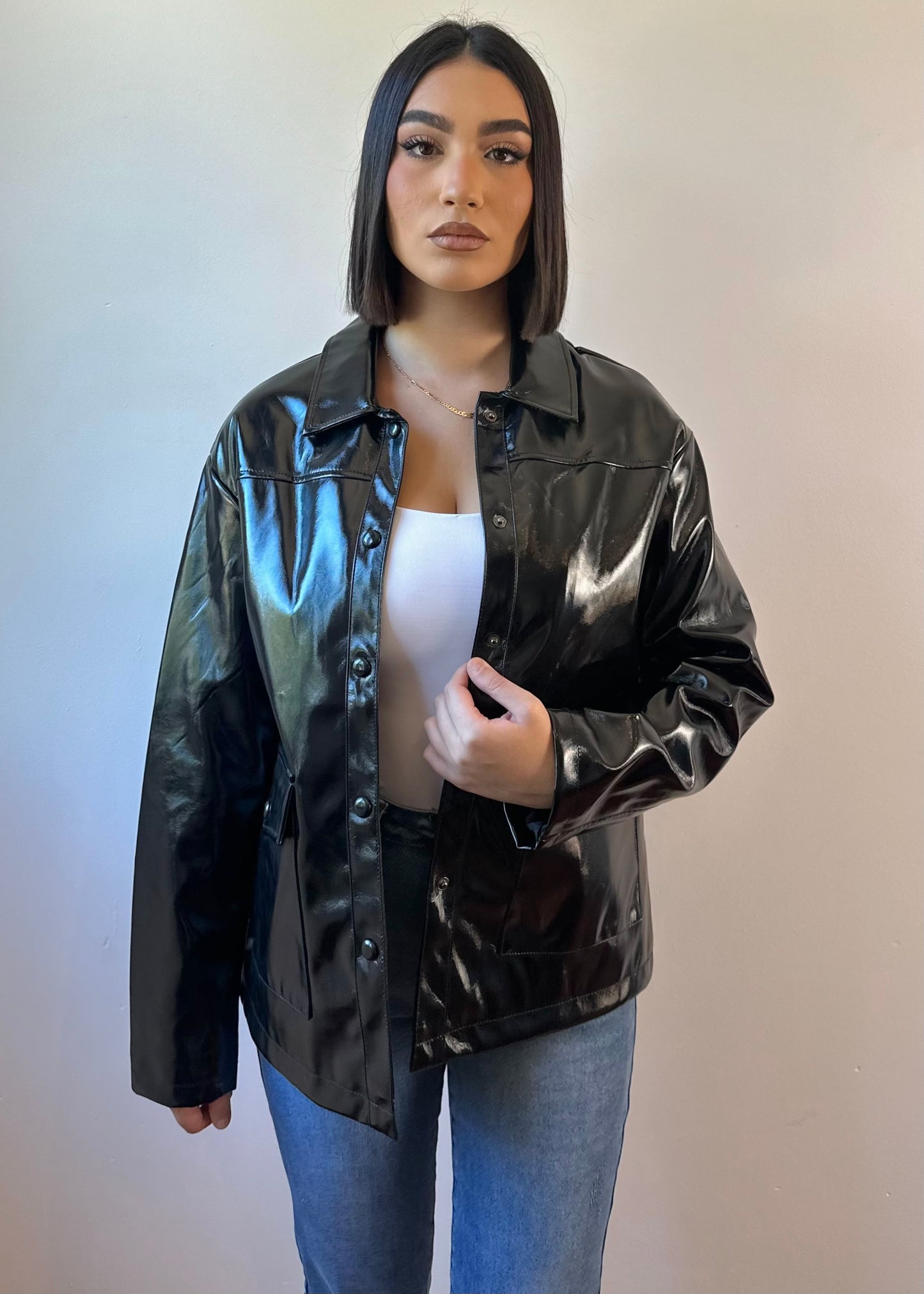 Chaqueta negra efecto charol oversize con bolsillos