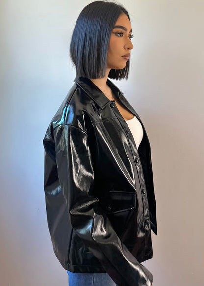 Chaqueta negra efecto charol oversize con bolsillos